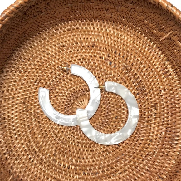 PEARL LUCITE FLAT HOOP EARRINGS DESIGNED IN USA - Picture 4 of 4